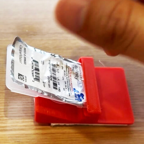 片手でコンタクトのケースを開封できる自助具（ピンセット付き）