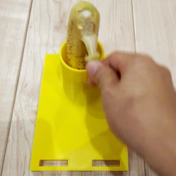 片手でバナナの皮をむく自助具