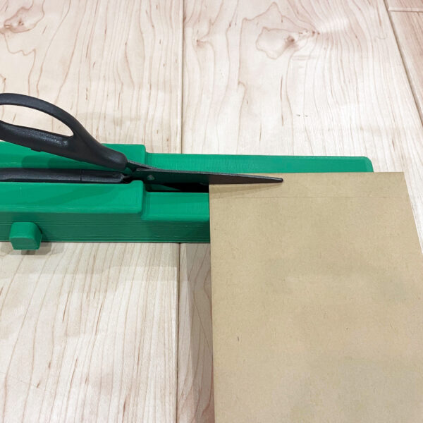 専用ハサミ付き片手で紙や封筒などを切れる自助具