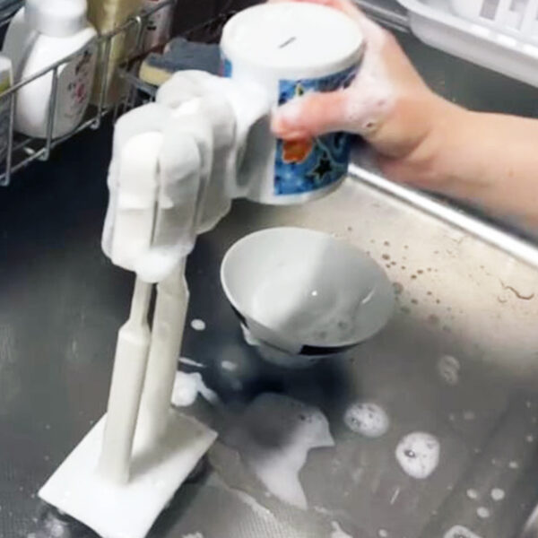 片手でコップや皿洗いができる自助具