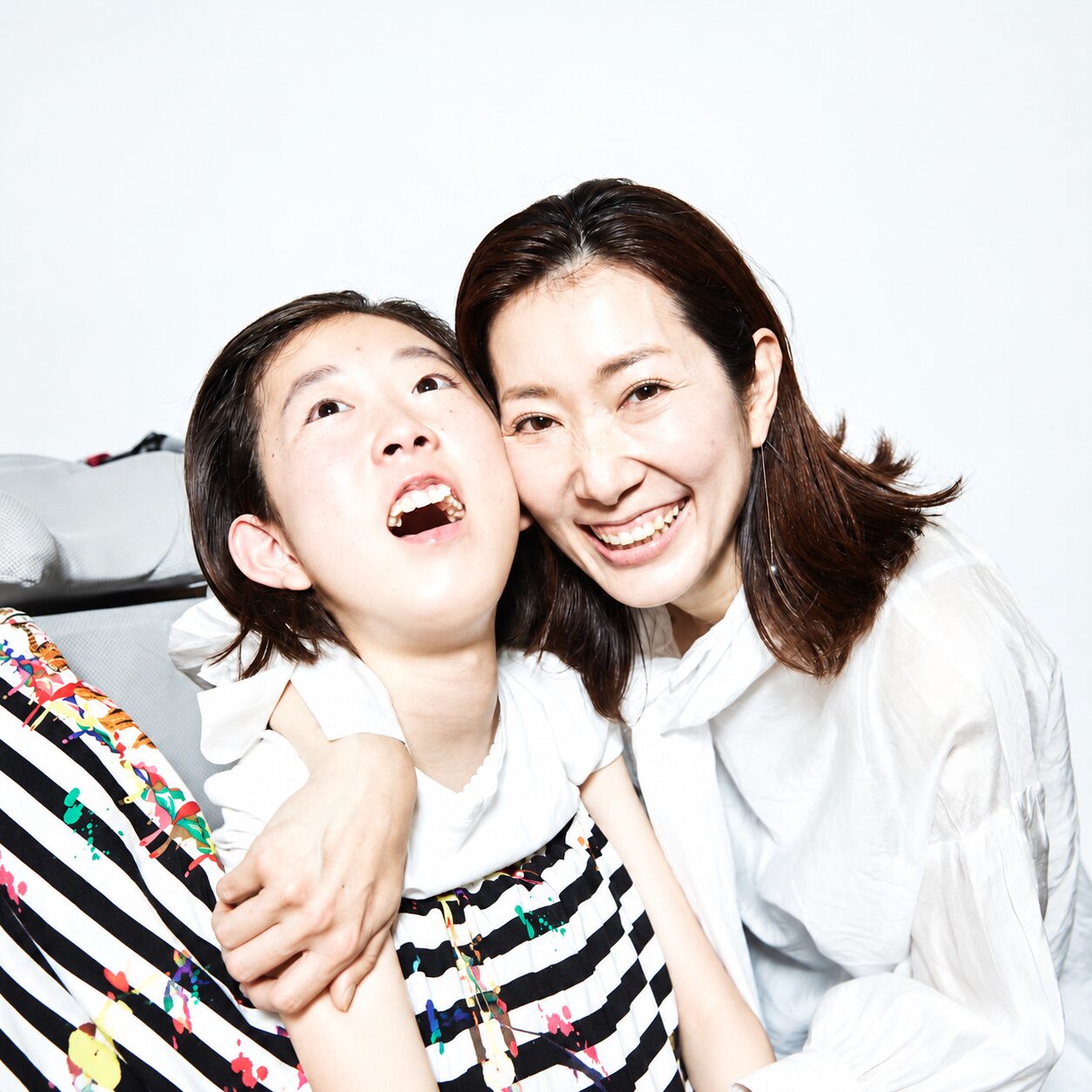淡い背景に並ぶ二人のポートレート